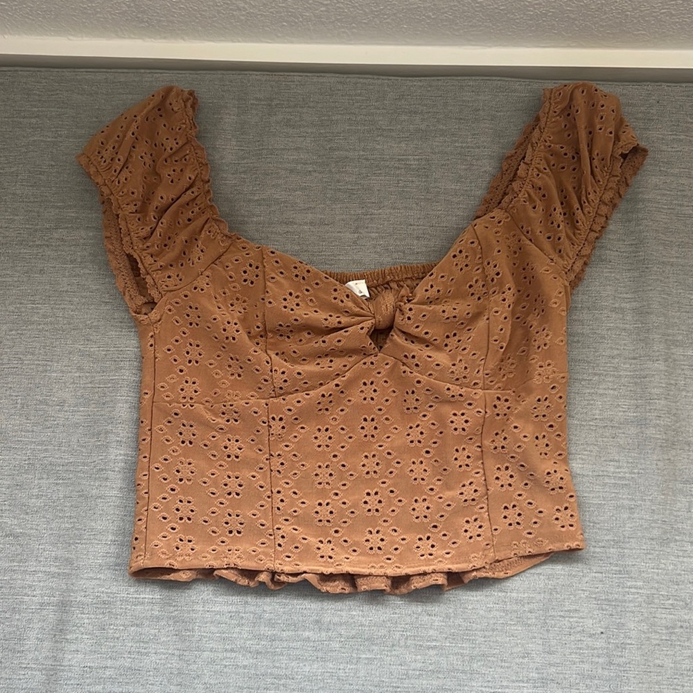 tan scrunched crop tee